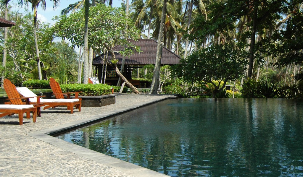 The warm waters of the swimming pool close to the house invite you to relax in the heat of the day.